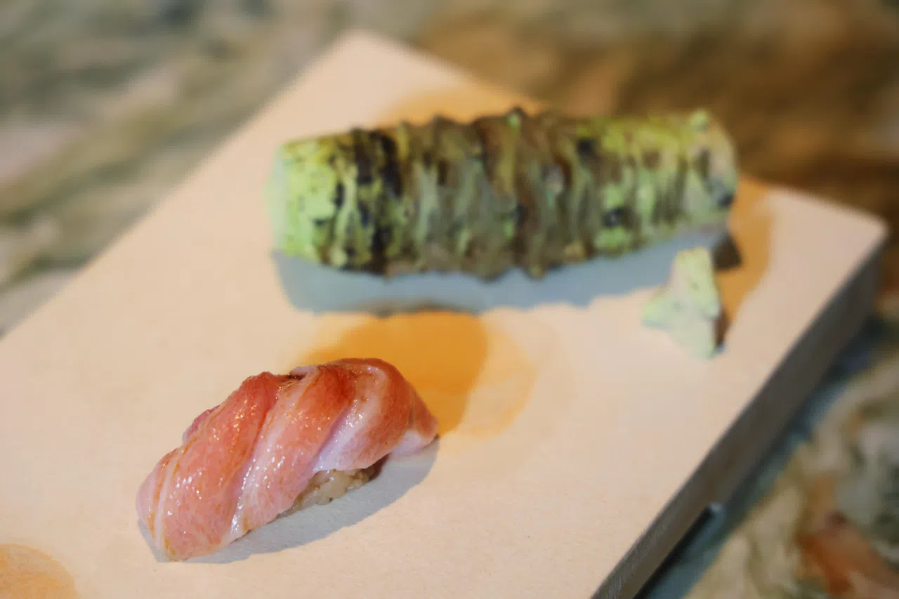 卧龙·割烹的蓝鳍金枪鱼大腹握寿司。（蔡家增摄）