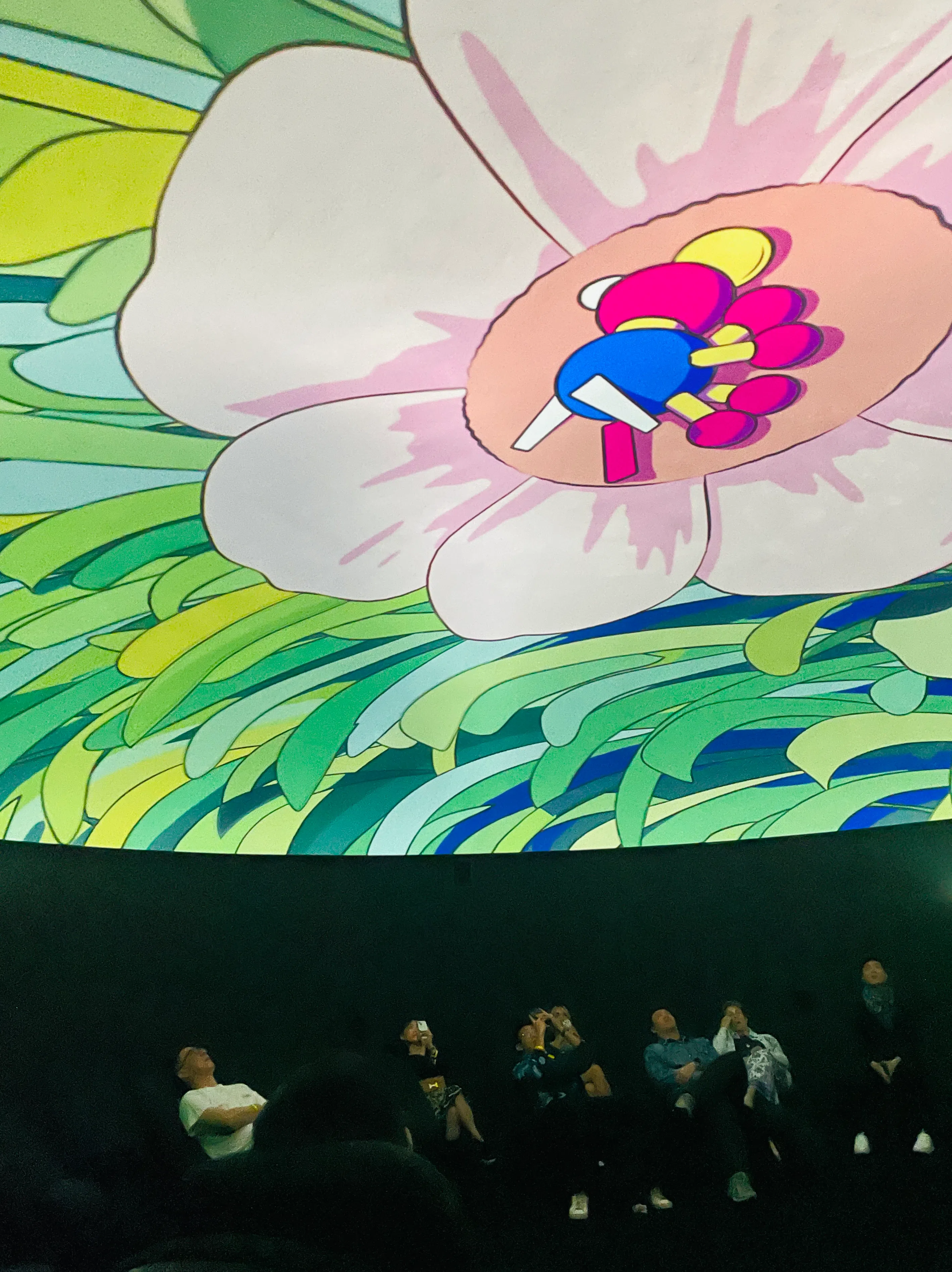 参观者在偌大的放映室半躺下来，仰望着天花板椭圆形的银幕——恋人流浪而后又重逢的影像故事在“天上”铺展开来。（林方伟摄）