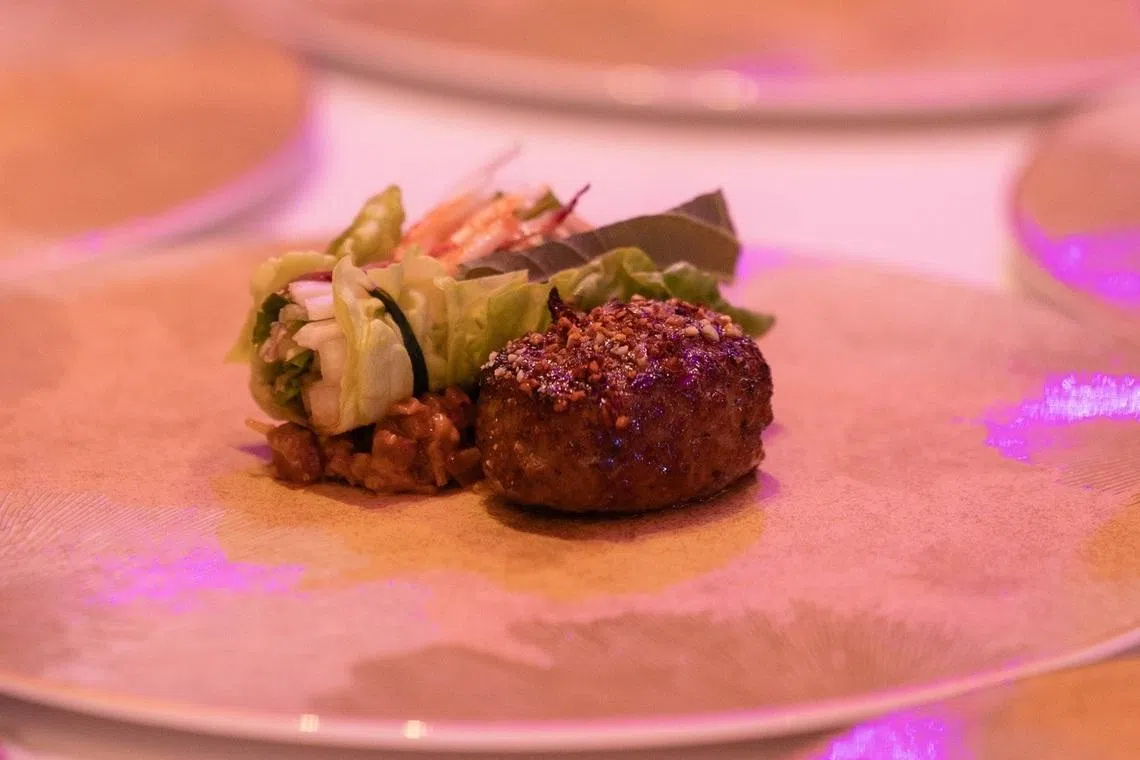 新加坡精致韩国餐馆Meta主厨金善玉的猪肉汉堡肉饼。（主办方提供）