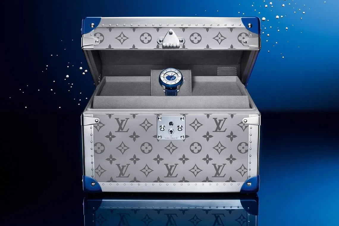 特别打造的High Watchmaking钛金旅行箱，专为GMT腕表设计，出自Asnières工坊。（De Bethune提供）