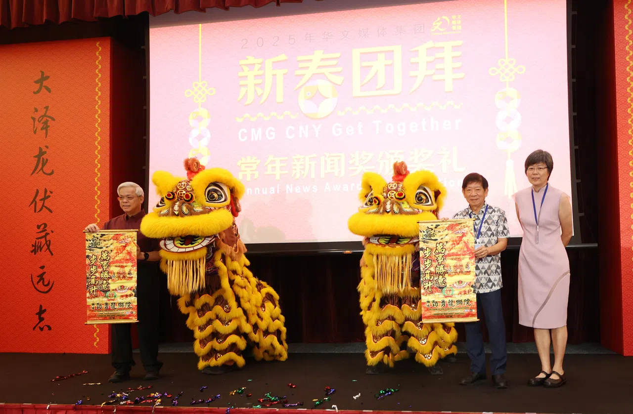 《联合早报》所属的新报业媒体华文媒体集团，星期五举办新春团拜暨2024年常年新闻奖颁奖礼，新报业媒体主席许文远（右二）、总裁陈英杰（左），以及华文媒体集团社长李慧玲都到场同欢共庆。（唐家鸿摄）