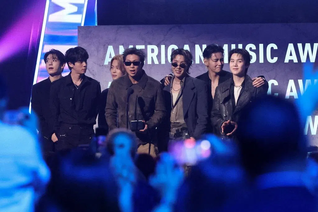 第52届全美音乐奖（American Music Awards，简称AMA）在美国洛杉矶MGM Grand Garden Arena举行颁奖典礼，韩国天团“BTS”防弹少年团一现身就展现出惊人魅力，全场疯狂尖叫。他们也凭借一曲“SWIM”击败Harry Styles等歌手，赢得“夏日金曲”（Song of the Summer）奖项。