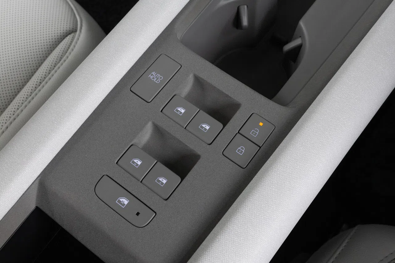 车窗升降按钮在扶手箱前端。（特约沈康雄摄）