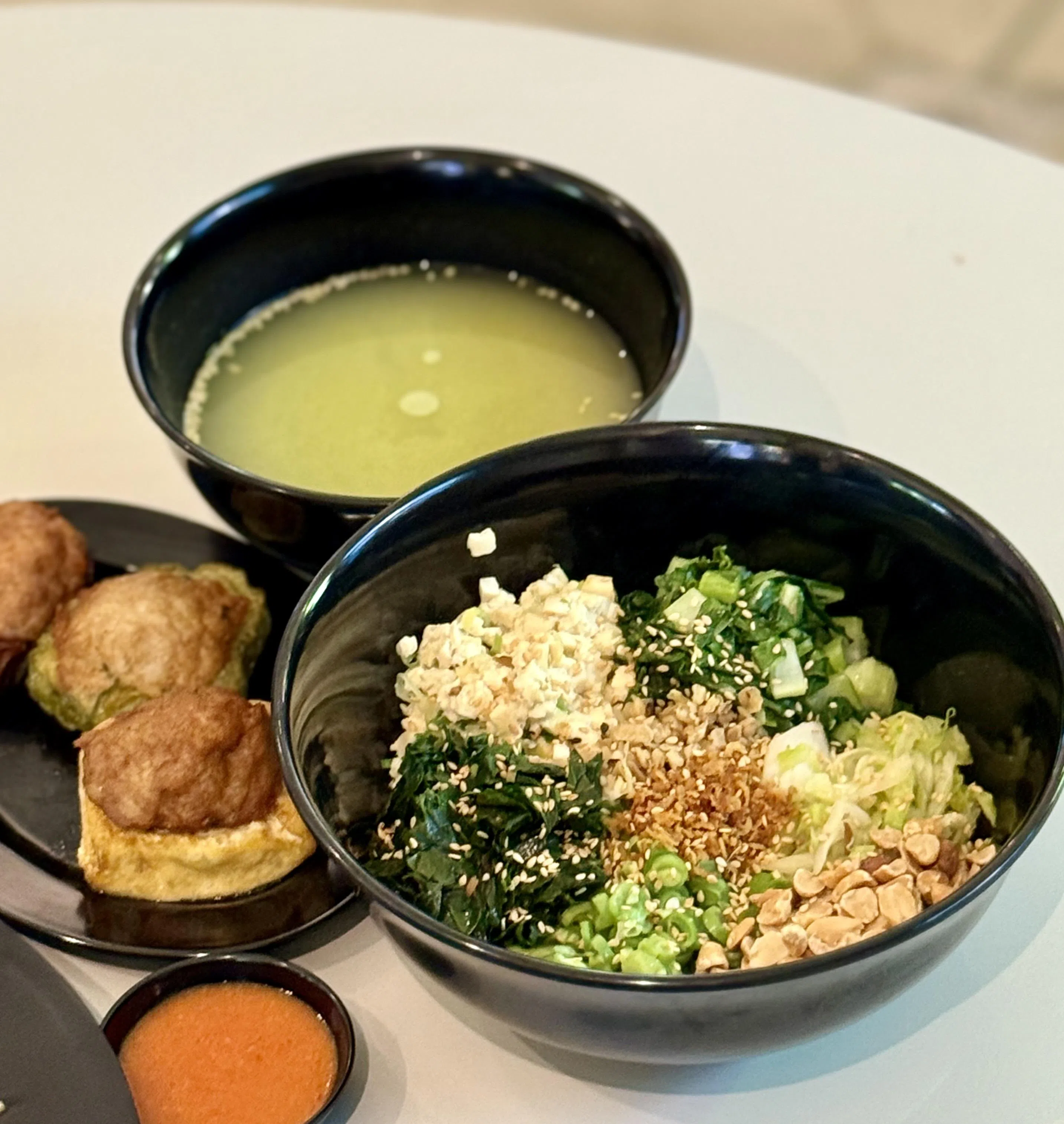 擂婆婆售卖的客家擂茶饭以马来西亚擂茶风味为基础，配料丰富。（叶晓虹摄）