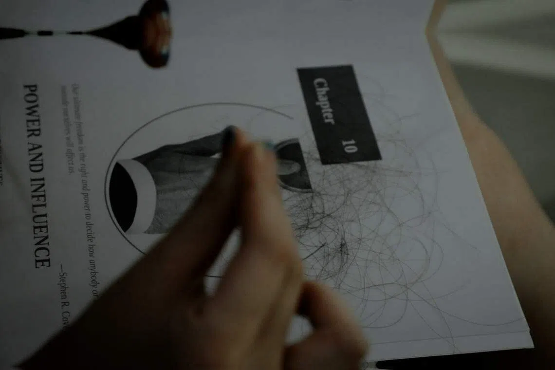 不知该如何缓解焦虑的情绪，伍靖敏只好拔自己的头发，直到头上上出现一块秃顶。（视频截图）