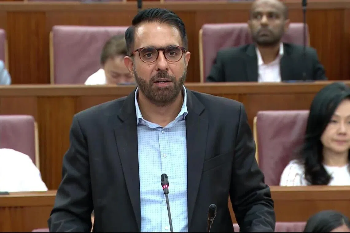 工人党党魁毕丹星在社会政策统筹部长王乙康发言后立刻举手回应，重提工人党所面对挑战，但接受新加坡人希望有替代政策的观察。（GOV.SG 视频截图）