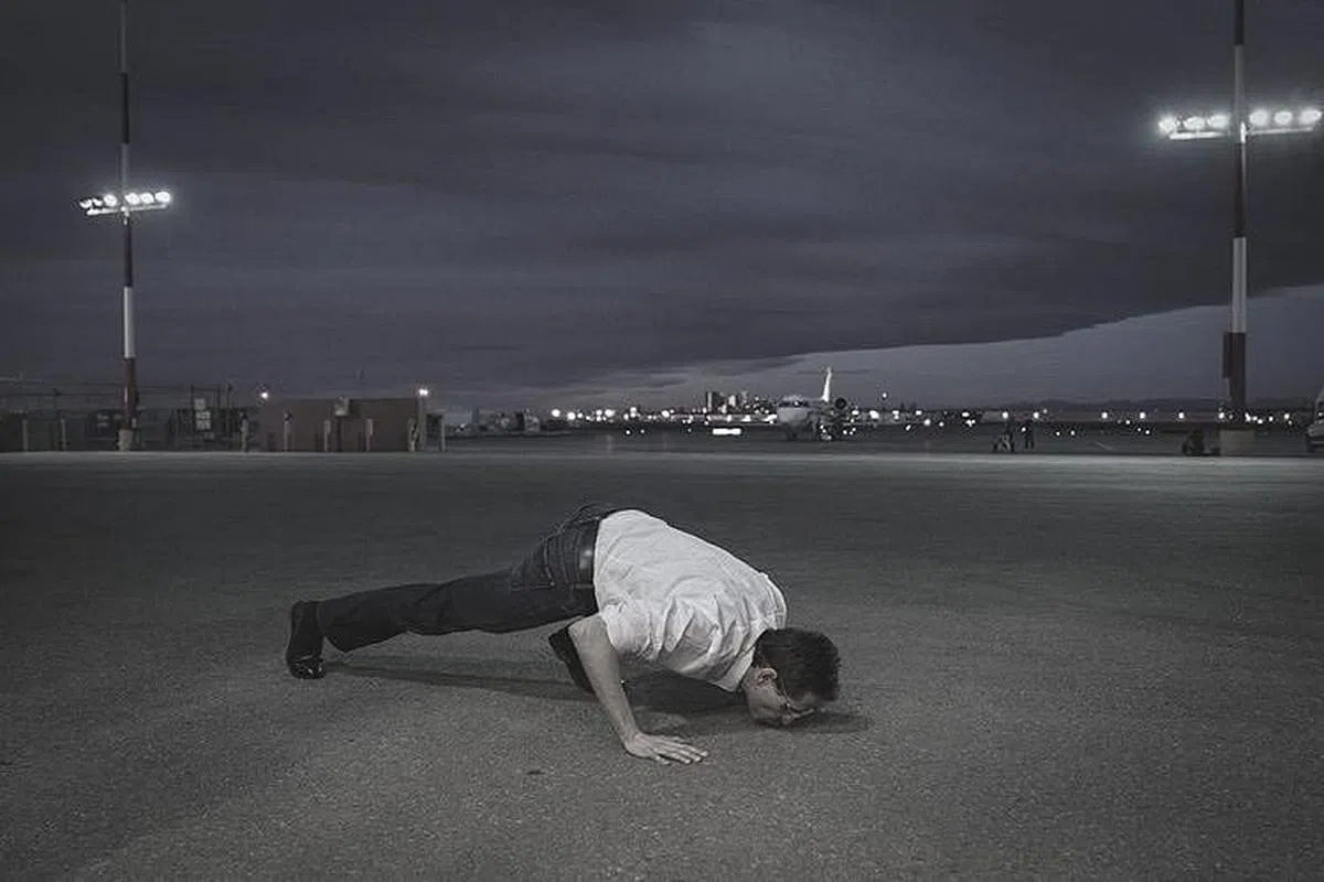 特鲁多的摄影师斯科蒂（Adam Scotti）捕捉到一张康明凯在机坪趴着亲吻土地的照片。（斯科蒂推特）