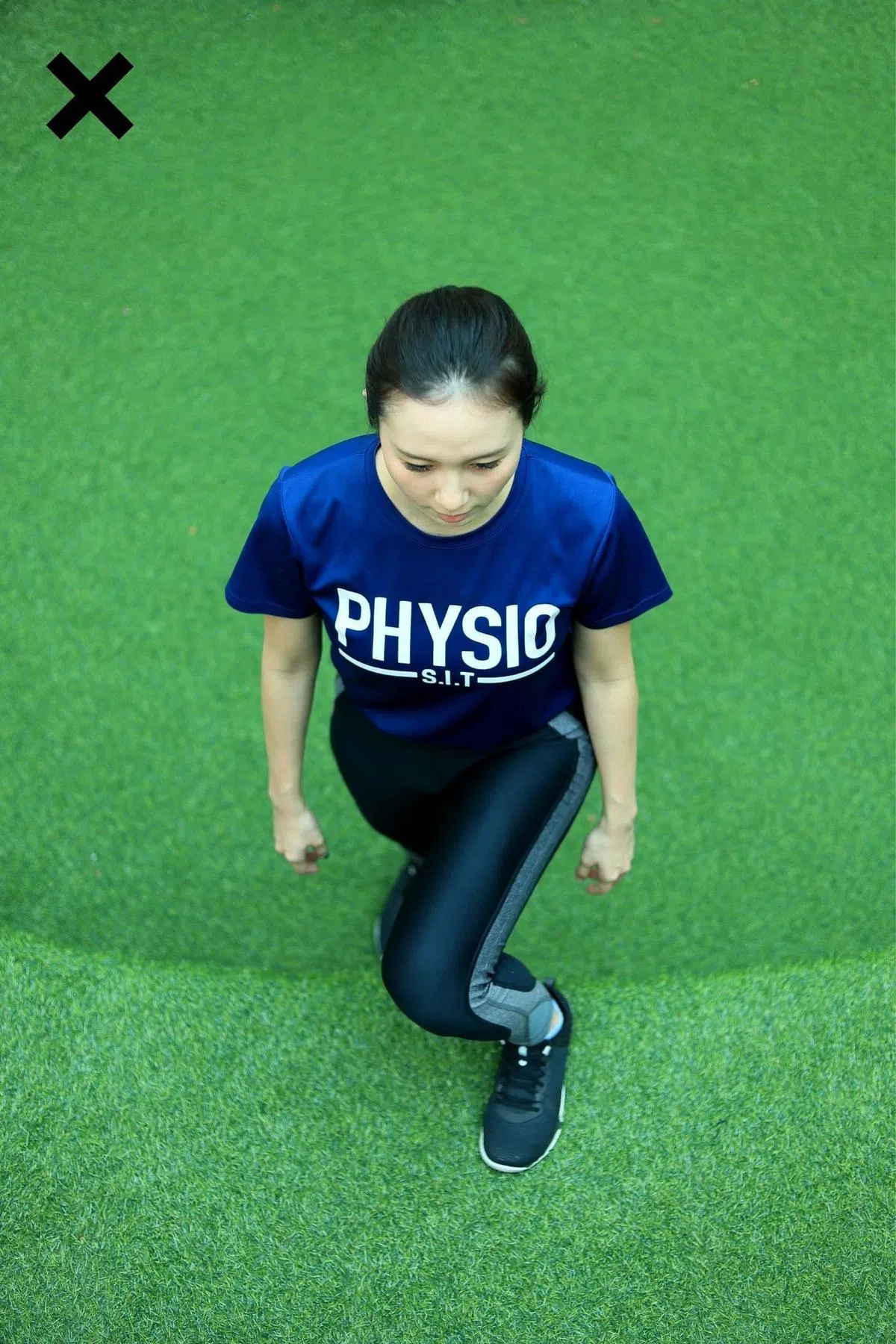 （✕）避免膝盖往内弯曲或朝外。（龙国雄摄）