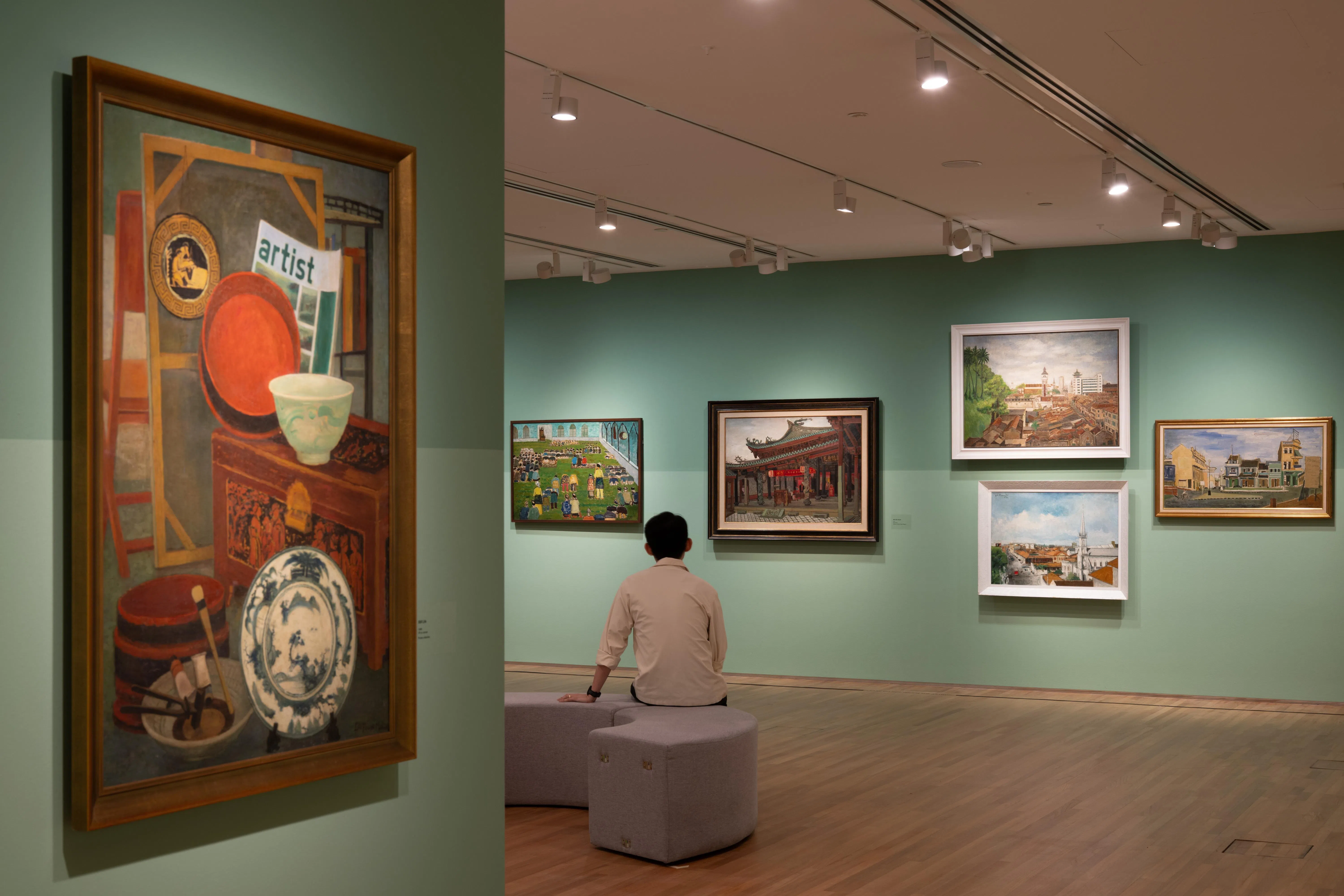 赖凤美的静物画与描绘都市建筑的油画。（国家美术馆提供）