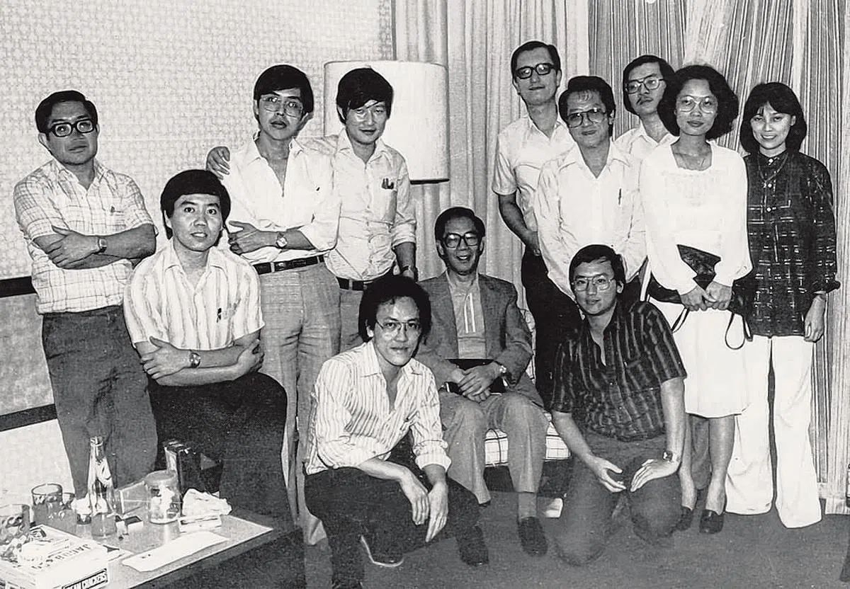 1981年，柏杨（坐者）应《南洋商报》邀请来新加坡，与新加坡作家会面，包括英培安（前排左一）、潘正镭（前排右一），张道昉（后排左起）、李永乐、杜南发、欧清池、黄叔麟、吴启基、杨萱和迮茗。（潘正镭提供）