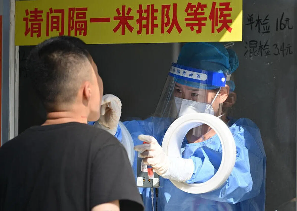 内蒙古呼和浩特市的市民 9月14日正在接受核酸采样。（中新社）