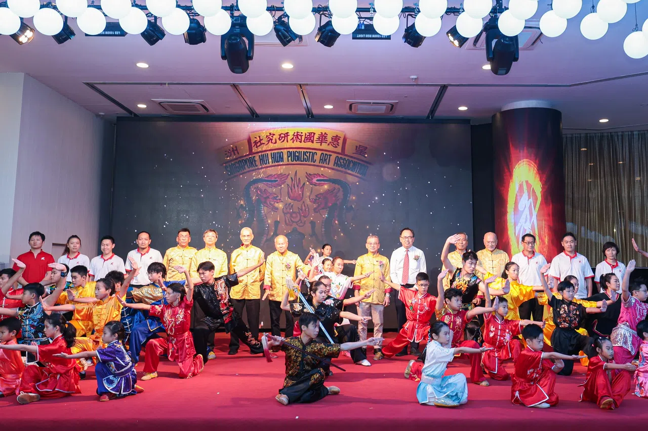 星洲惠华国术研究社庆祝60周年，主宾是惠华社务顾问、武吉班让区议员连荣华（后排右六），右七是社长陈崑玉。（李冠卫摄）