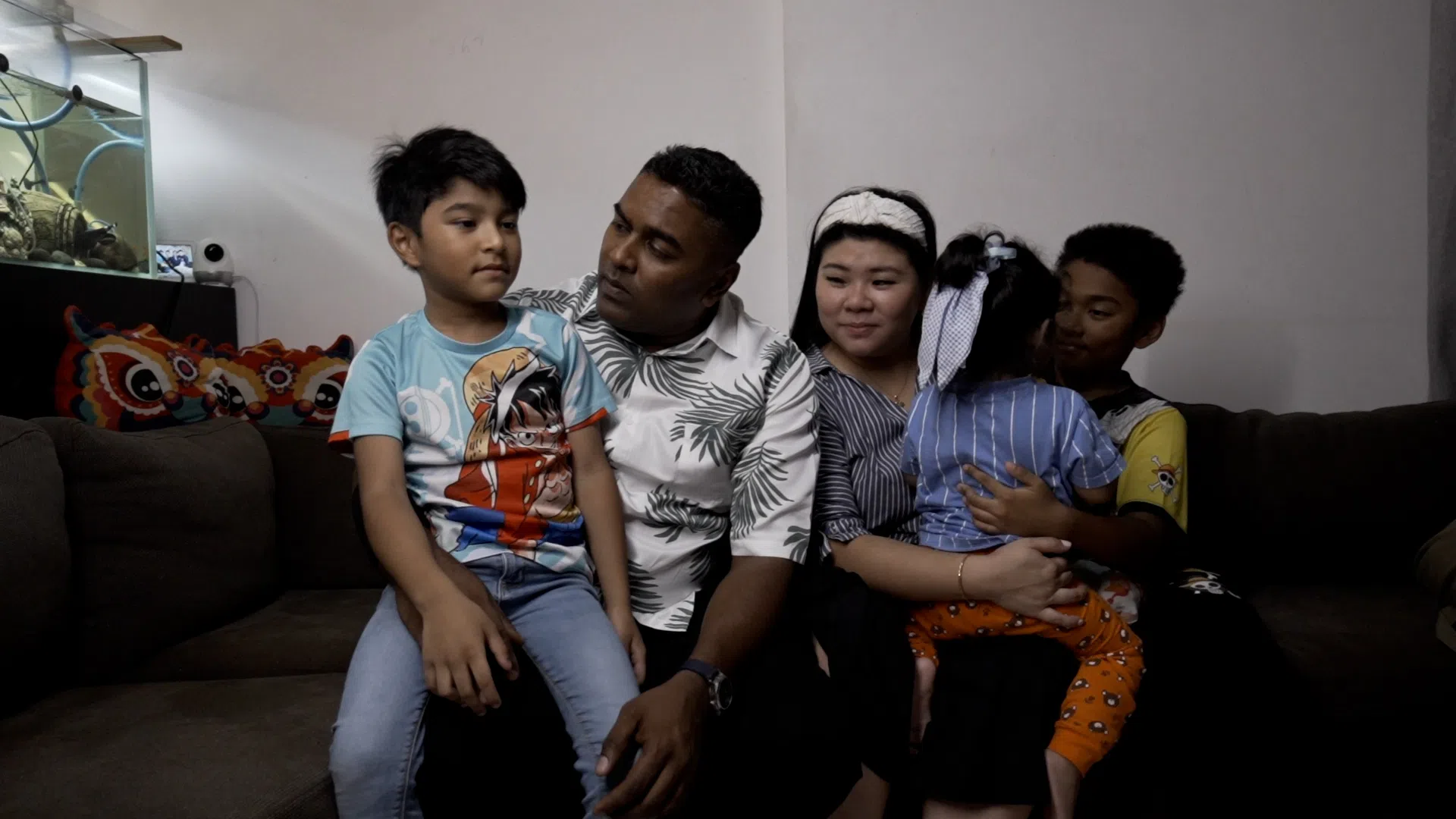 陈彦宁和丈夫10年前结婚，育有两儿一女，他们的混血孩子在日常生活也不时会遭受歧视目光。（视频截图）