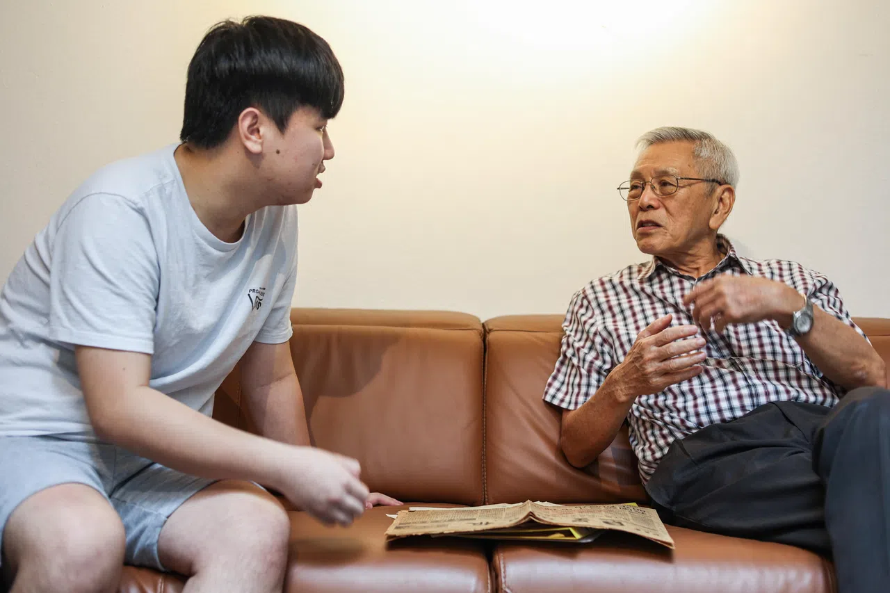 2022年6月30日，谢声远在办公室与邴泓剑进行录音访谈。（白艳琳摄）