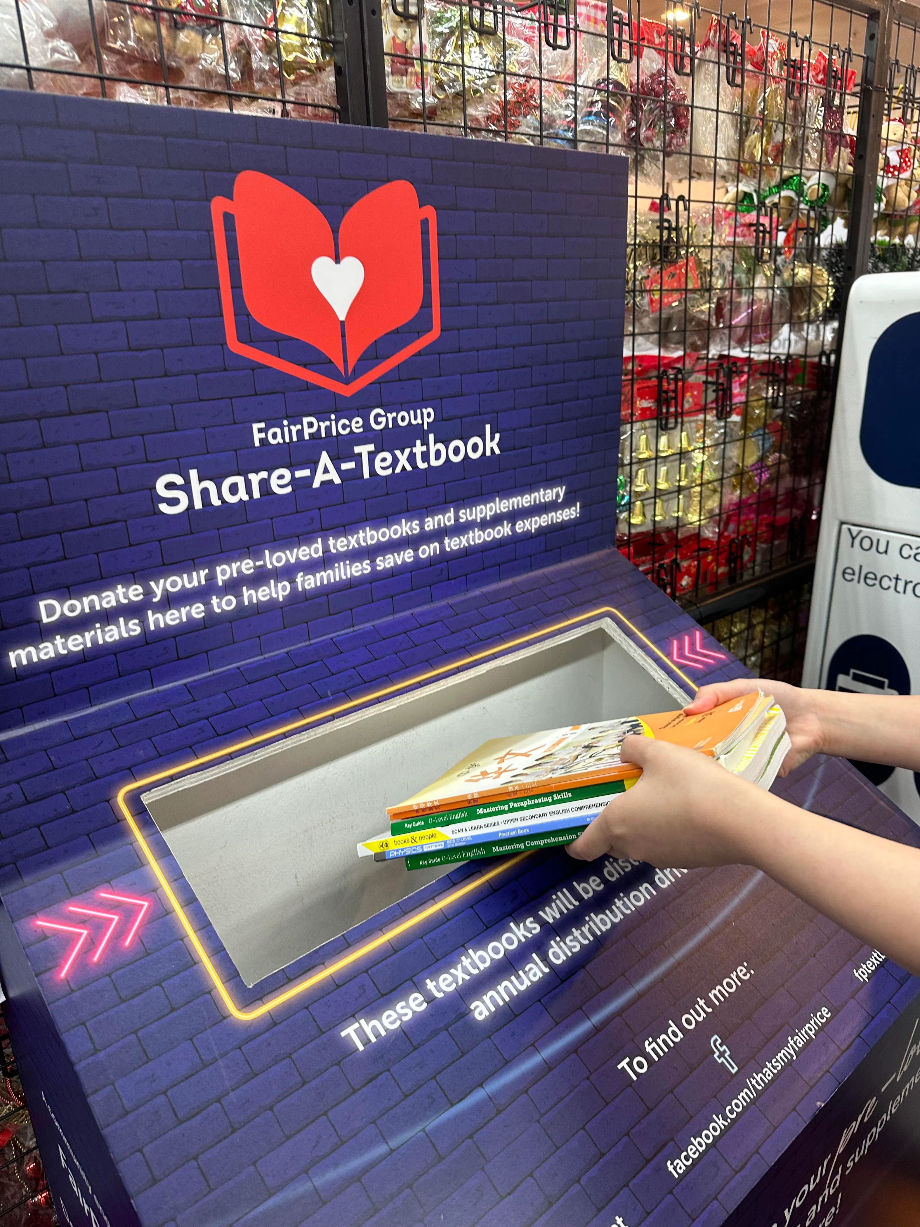 平价集团课本分享计划自1982年启动以来，已为近30万名学生捐出超过700万本课本。（平价集团提供）