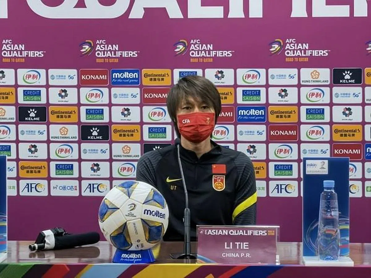 11月16日，中国国足在卡塔尔世界杯亚洲区预选赛12强赛战平澳大利亚后，李铁在赛后发布会上暗批中国强硬的防疫政策，让旗下球员“经历了中国足球最困难的时刻”。（互联网）