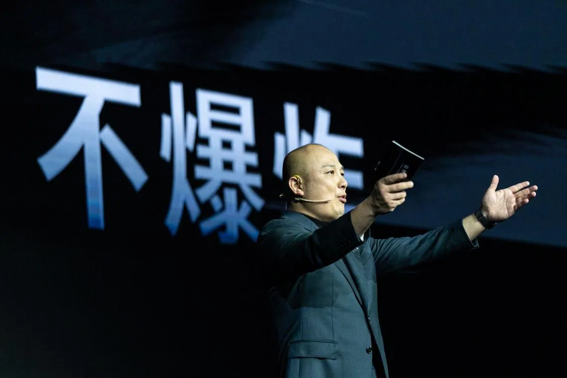 宁德时代国内乘用车、商用车首席技术官高焕称宁德时代的钠离子电池可在多面挤压、针刺贯穿、电钻穿透和电池锯断等实验之下，做到“不起火、不爆炸”。（彭博社）