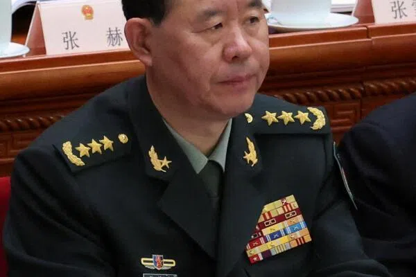 2025年3月5日，中共中央军委联合参谋部参谋长刘振立在北京人民大会堂出席中国全国人民代表大会开幕式。（路透社档案照）