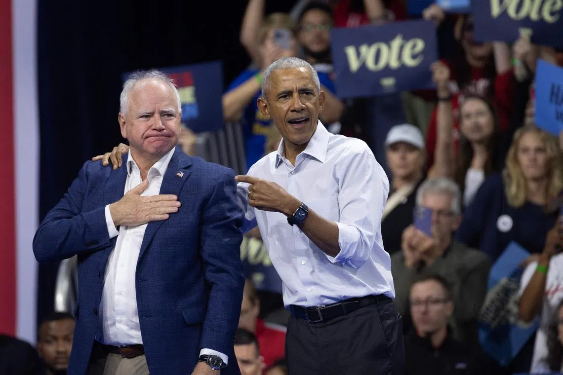美国选举预计难分轩轾。美国前总统奥巴马（右）积极为哈里斯团队拉票。奥巴马10月22日到威斯康星州麦迪逊为哈里斯的竞选搭档沃尔兹站台。（法新社）