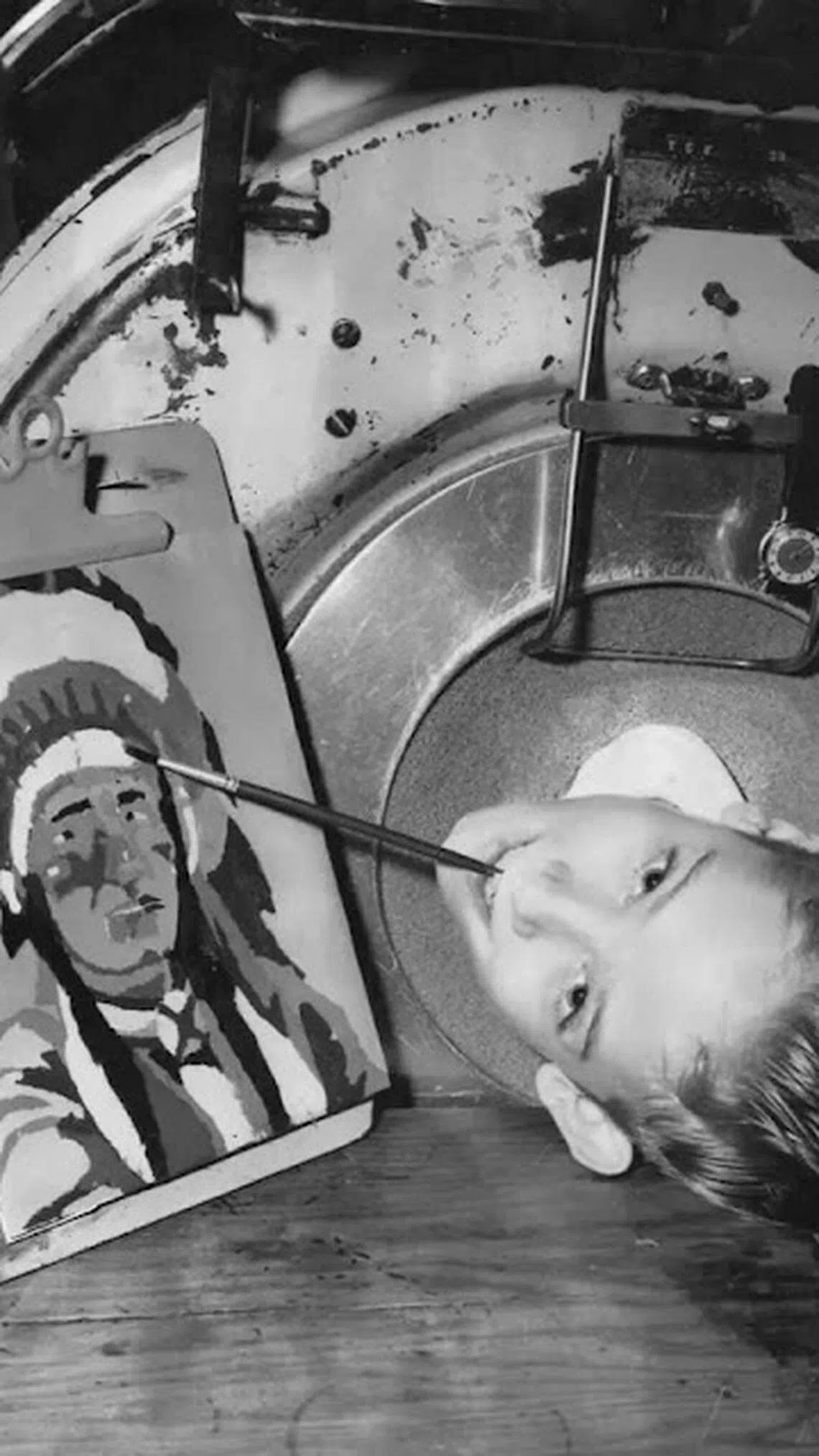 亚历山大含着画笔，在画纸描出他所要的色彩，后来，他也靠含着笔点击电脑键盘，加上朋友记录他的口述，费了八年时间完成自传，在2020年出版。（互联网）