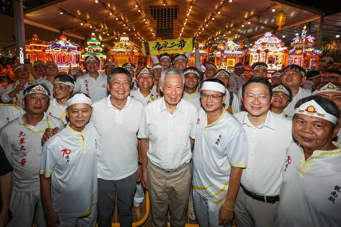 国务资政李显龙（中）、总理公署部长黄志明（左三）和人民行动党盛港西支部主席蓝彬明医生（右二）参与龙南殿恭送九皇爷回銮仪式。（取自李显龙脸书）