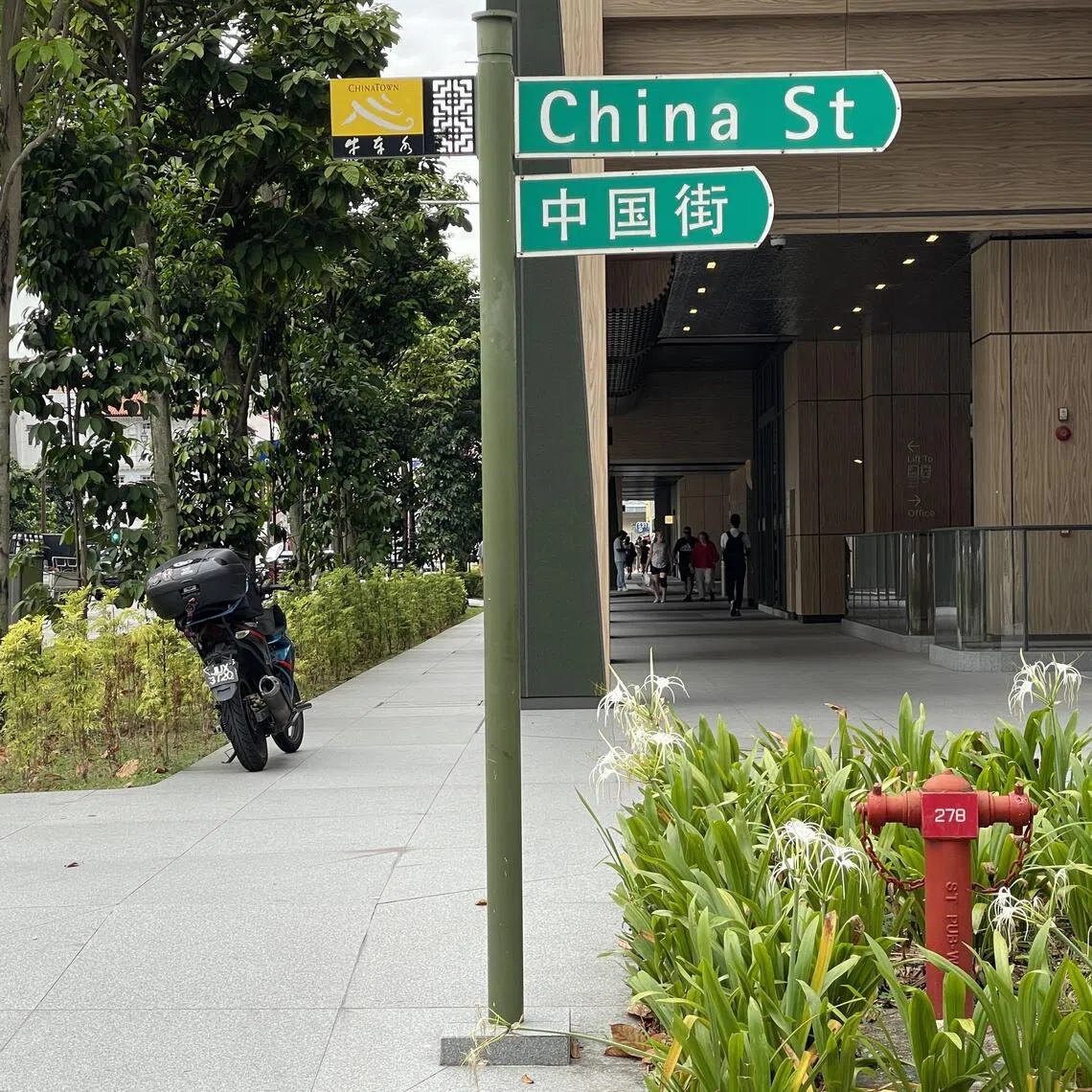 中国街的美食小吃琳琅满目。（黄靖晶）