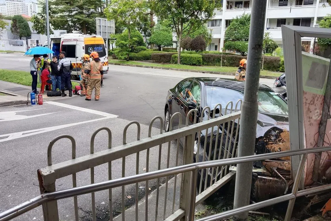 79岁老汉事后被扶到车外，救护人员到场后为他包扎伤口。（取自脸书）