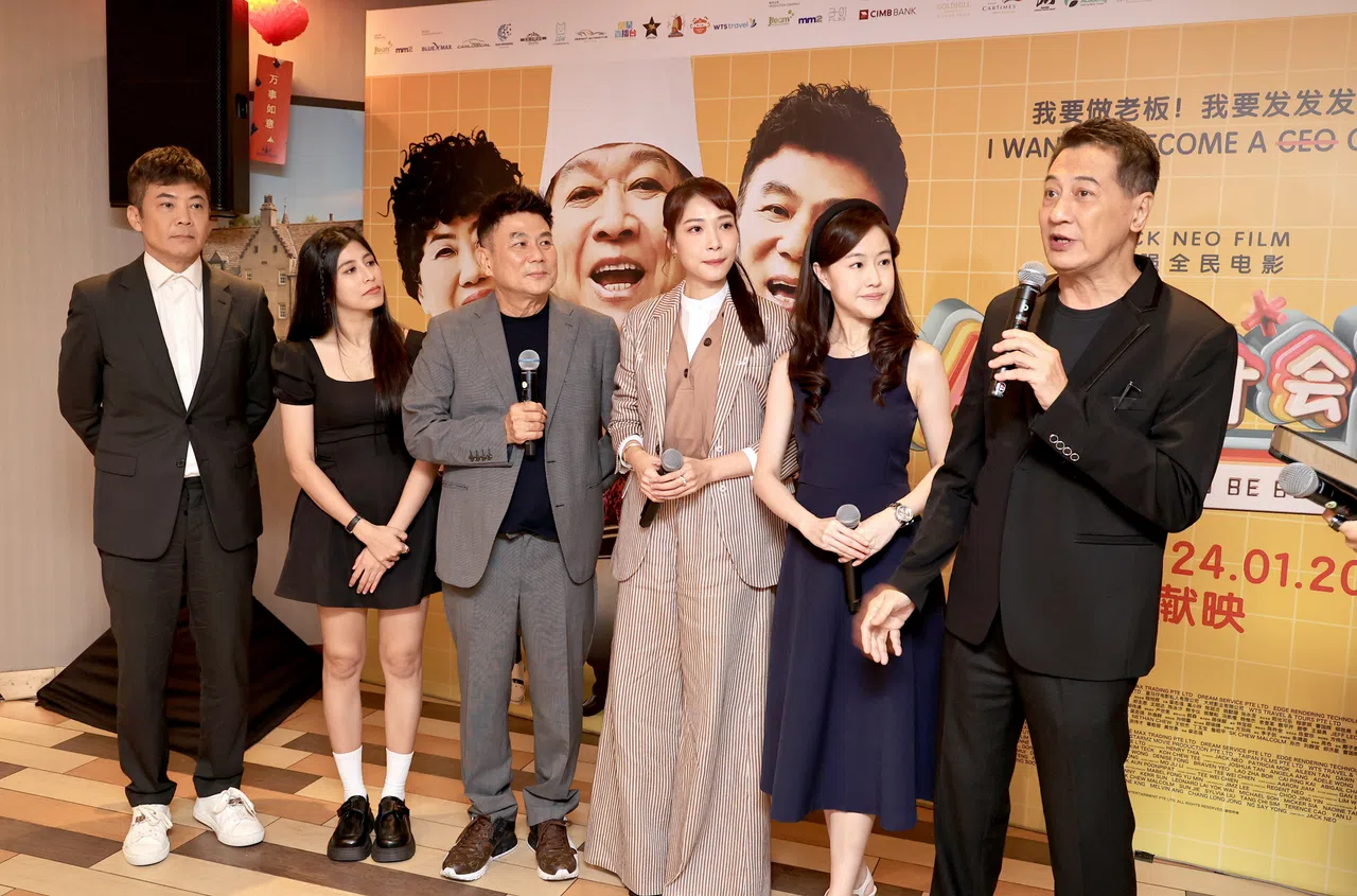 除了导演梁志强（左三），其他参与演出的艺人包括曹国辉（左起）、Inthira、姚懿珊、柳胜美和张水发。（周国威摄）