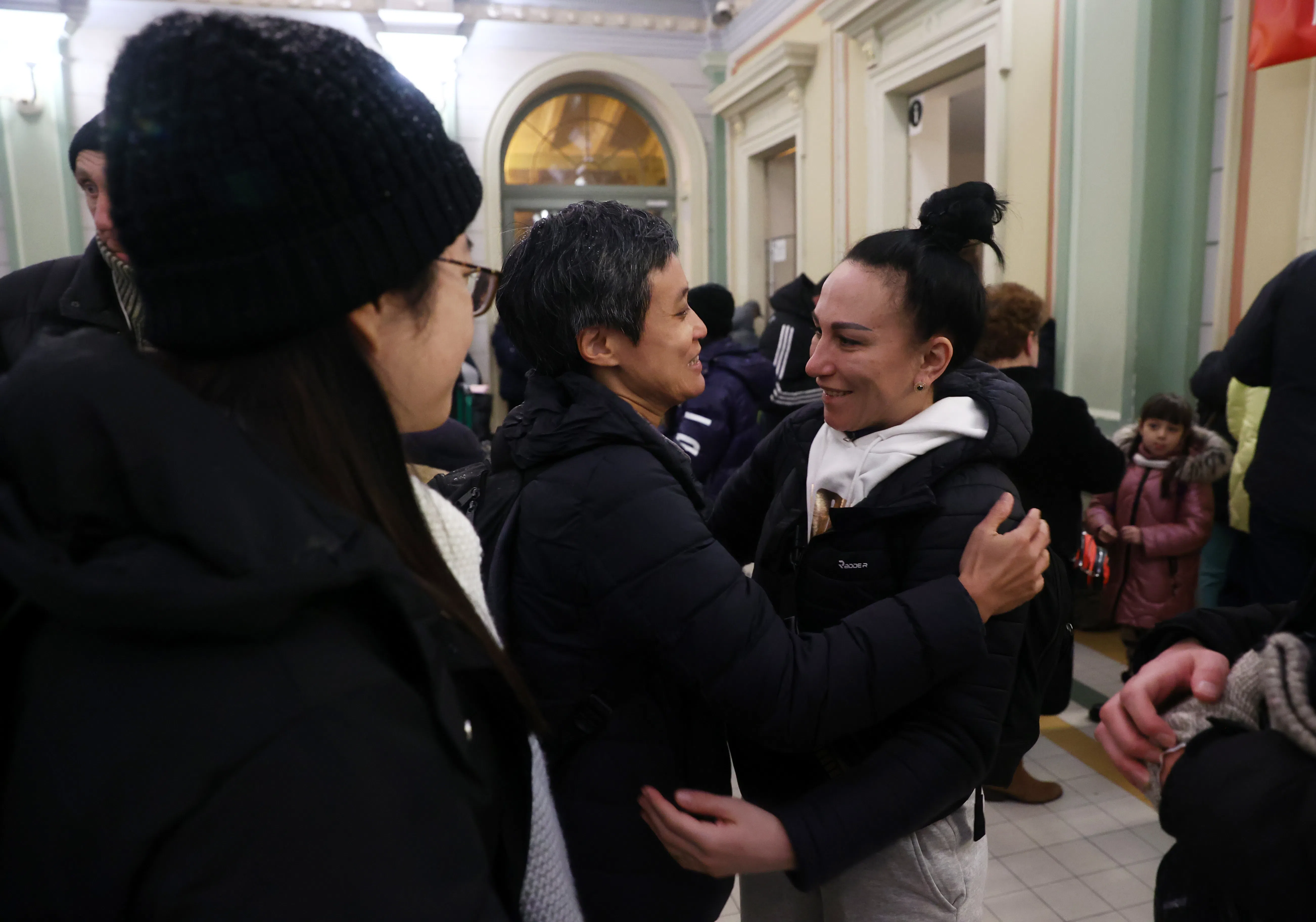 乌克兰难民叶娜（右）于2023年2月3日在波兰边境城市普热梅希尔火车站与《联合早报》记者道别，之后搭乘火车赴德国汉诺威开始新生活。（李健玮摄）