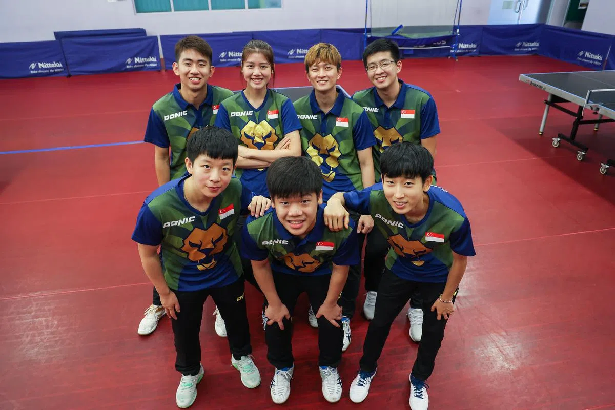 我国乒乓队这回派出年轻清新的新兵部队征战共运会。（后排左起）冯耀恩、王歆茹、周哲宇、傅绍峰 （前排左起）曾尖、郭勇、周靖祎。（白艳琳摄）