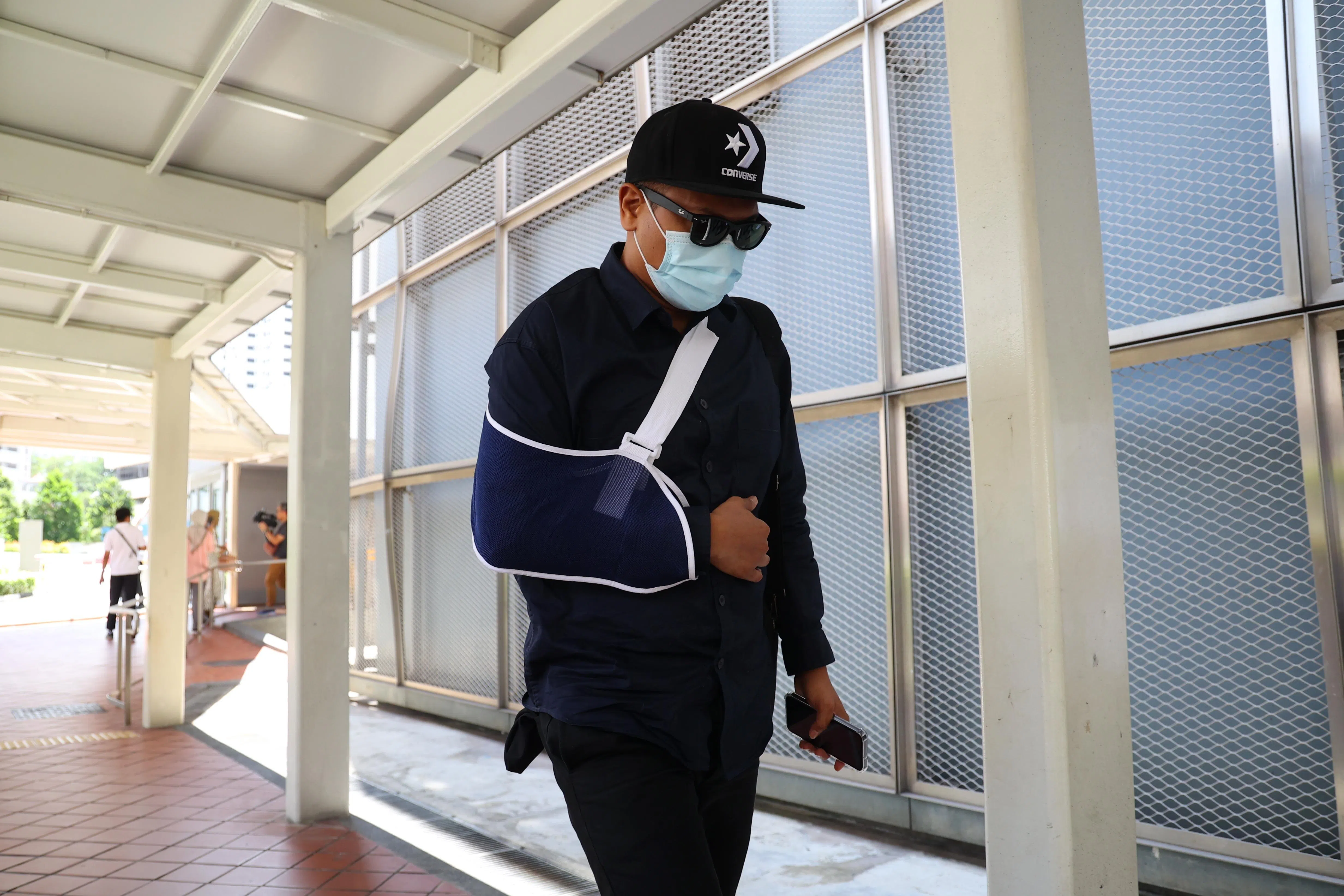 被告莫哈默夏非获准以3万元保释在外，并必须在保释期间佩戴电子追踪器。（林明顺摄）