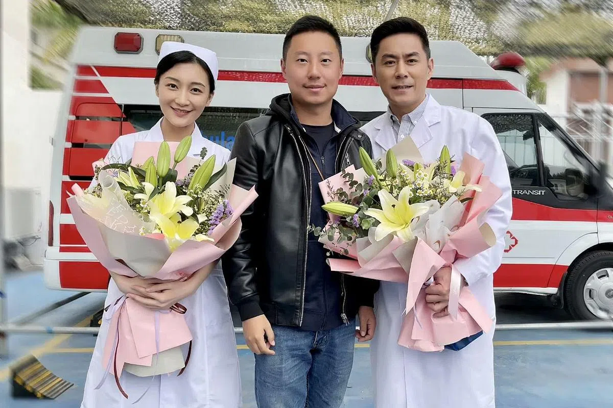 常鲁峰（右）和太太曲双卿一起参演献礼剧《理想照耀中国》。（互联网）