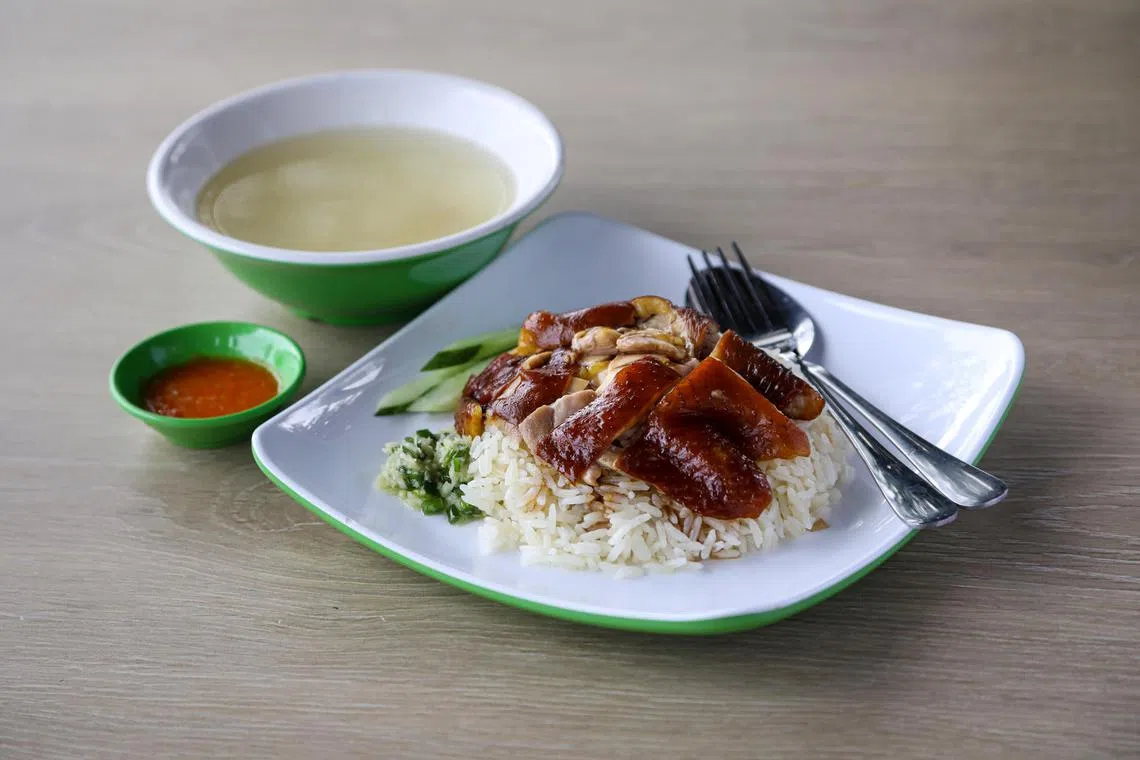 油鸡饭肉质饱满，口感滑嫩，搭配粒粒分明的鸡饭和葱姜茸，美味升级。（张恺恩摄）