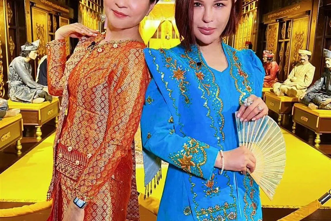 利菁（右）首次挑战外景旅游节目，与方芳芳游逛马六甲。（互联网）