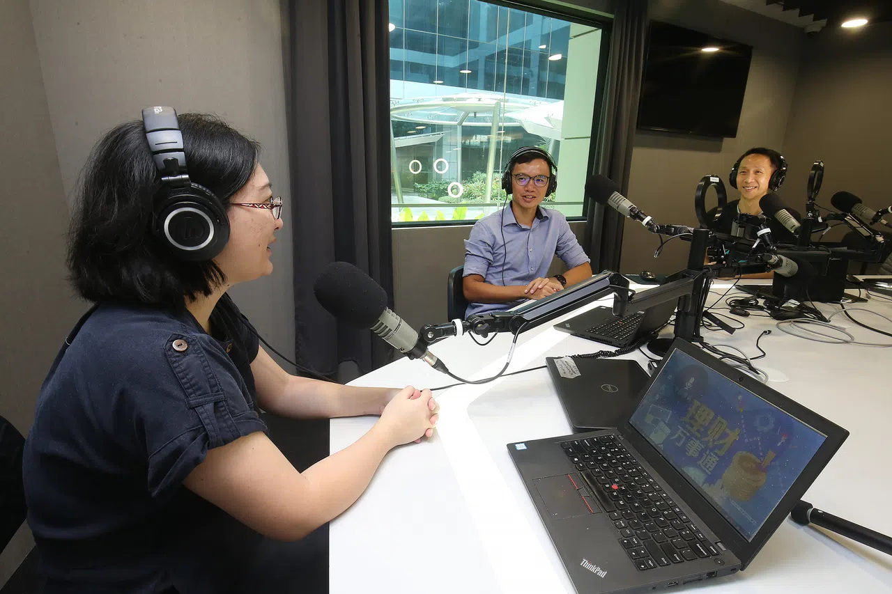 《联合早报》财经新闻副主任胡渊文（左起）、财经新闻记者周岳翔与电台96.3好FM的DJ王德明在早报播客《理财万事通》分享理财与财经知识。（邬福梁摄）