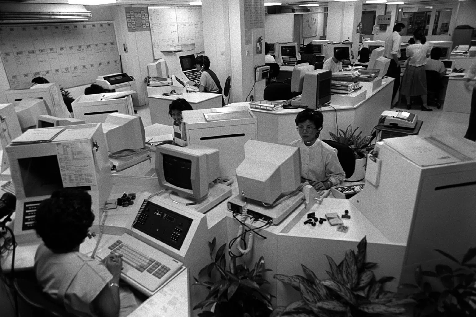 主要设施维修服务单位（Essential Maintenance Services Unit）的员工回应着居民的服务请求。（图/新报业媒体）