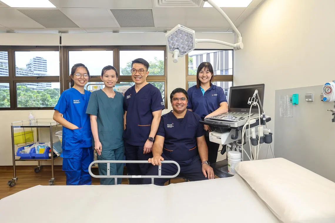 亚历山大医院外科主任兼高级顾问医生苏吉斯（Sujith Wijerathne）（右二）与亚历山大医院泌尿科高级顾问医生蔡维仁（中）等医生，带领医疗团队为病患提供日间手术服务。护士陈韵如（左起）、病患联系协理陈营珊和高级助理经理朱丽月是部分团队成员。（陈渊庄摄）