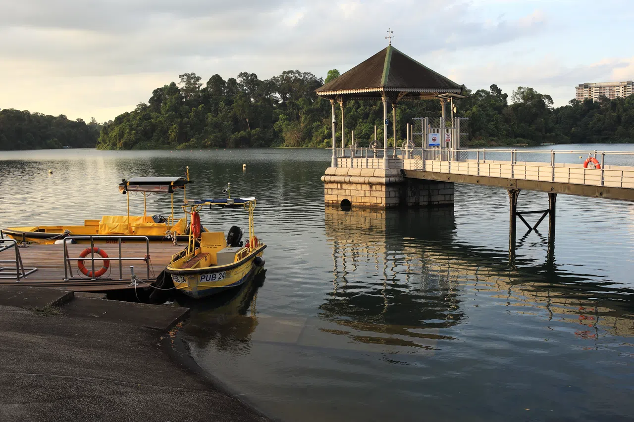 麦里芝蓄水池的六角亭和栈桥。（子旋摄）
