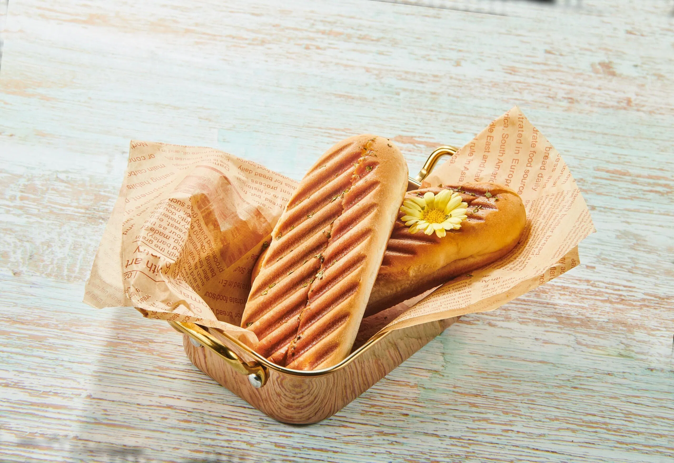 Mass Hall烤蒜香面包口感外酥内软，夹满浓郁蒜香奶油，吃起来有传统蒜香面包的味道。（餐馆提供）