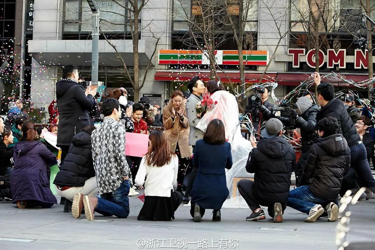 张智霖曾在恋爱真人秀《一路上有你》向袁咏仪求婚。（取自微博）