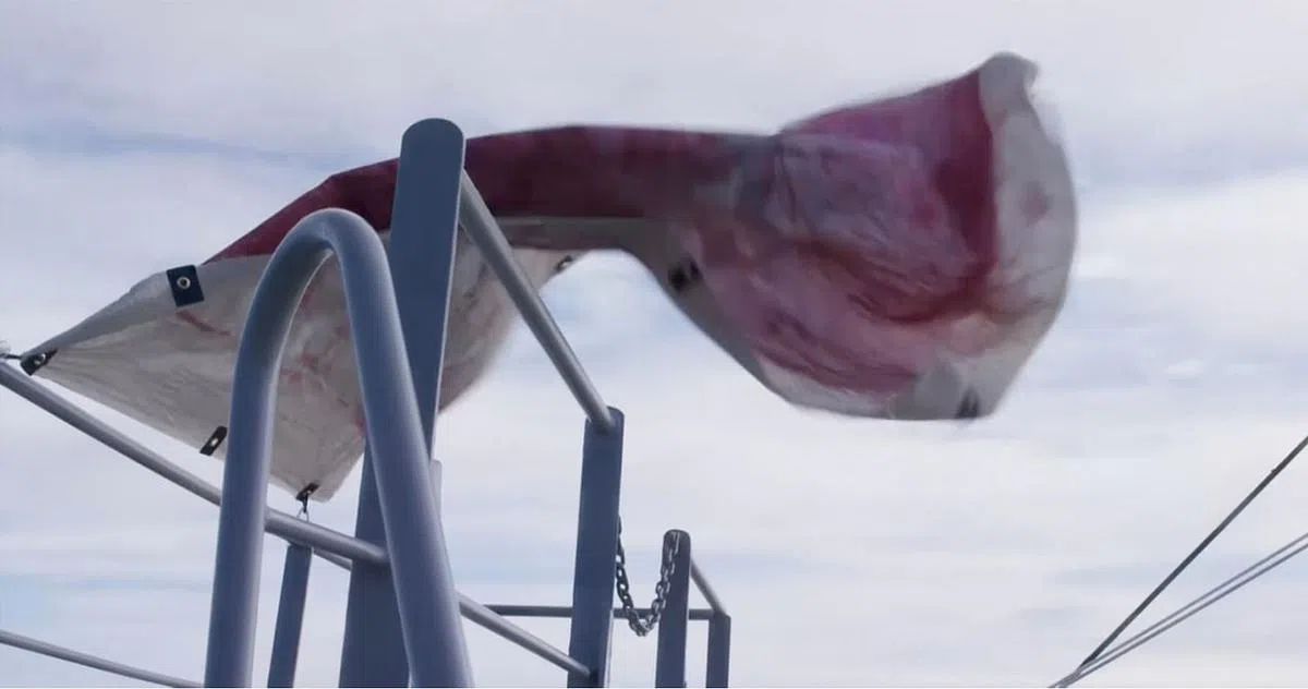 斯特恩伯格纪录短片《海洋遐想》展示船艇上晒干的画布。（照片由画廊与艺术家提供）