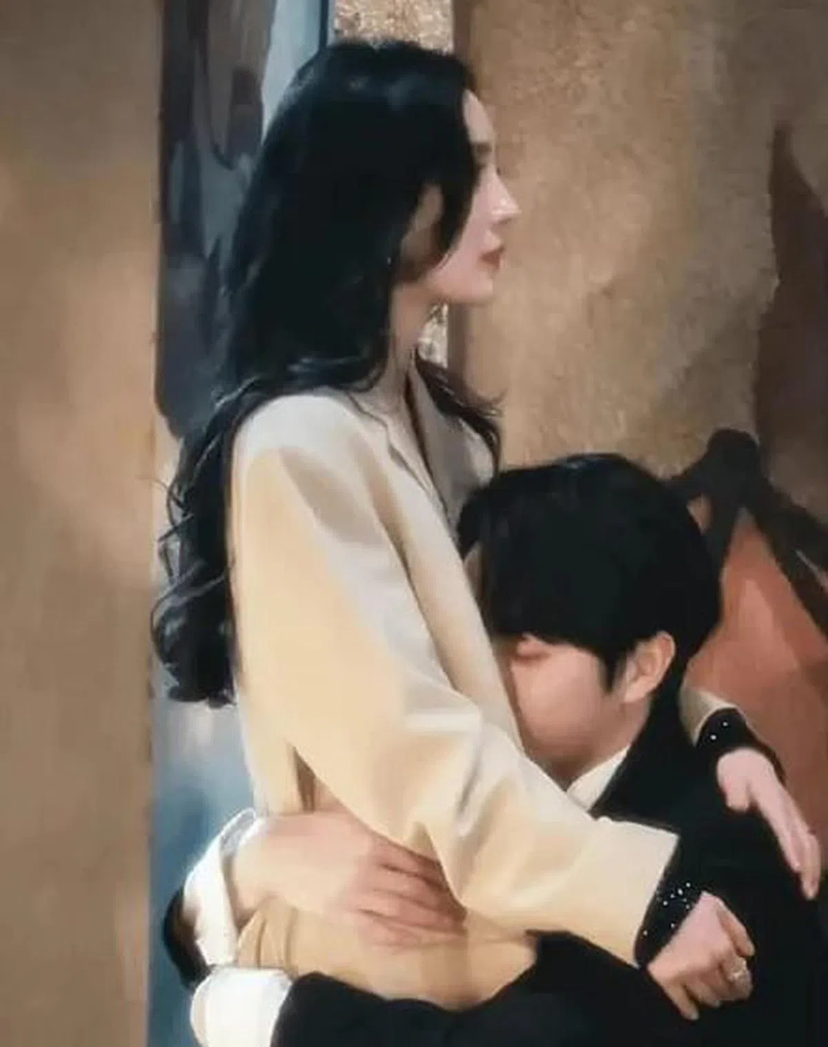 杨幂在剧中抱着许凯安慰他。（取自微博）