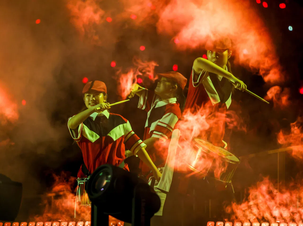 第四幕表演中，在政府大厦前大草场的新加坡管理大学Samba Masala打击乐队，携手在滨海湾的社服机构MINDS以及慈善团体异彩人生的表演者，跨越场地演绎2021年国庆主题曲“The Road Ahead”。（叶振忠摄）