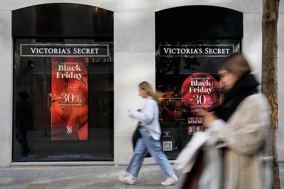 维多利亚的秘密说，虽然刚过去的黑色星期五和该周末的销售成绩令人鼓舞，但是公司今年第四季度的销售额也“反映出消费者在充满挑战的经济环境中，对消费持谨慎态度”。（彭博社）