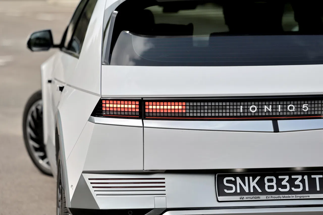 方形车尾灯组采用方块像素设计，与前灯组相呼应。（龙国雄摄）