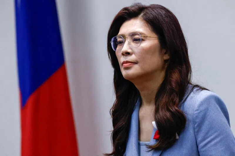 中共总书记习近平邀请台湾在野的中国国民党主席郑丽文，于4月上旬率团访问中国大陆。香港媒体刊文分析，从大陆方面对郑丽文此访的官宣规格来看，较当年的国民党主席洪秀柱、朱立伦访京时更高。