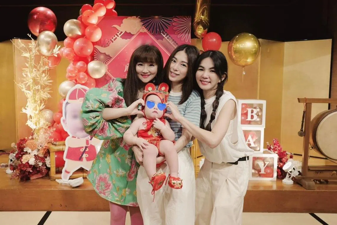 10月31日生日的Selina（左起）和儿子腰果，以及S.H.E姐妹Hebe和Ella一起庆祝生日。（取自Selina IG）