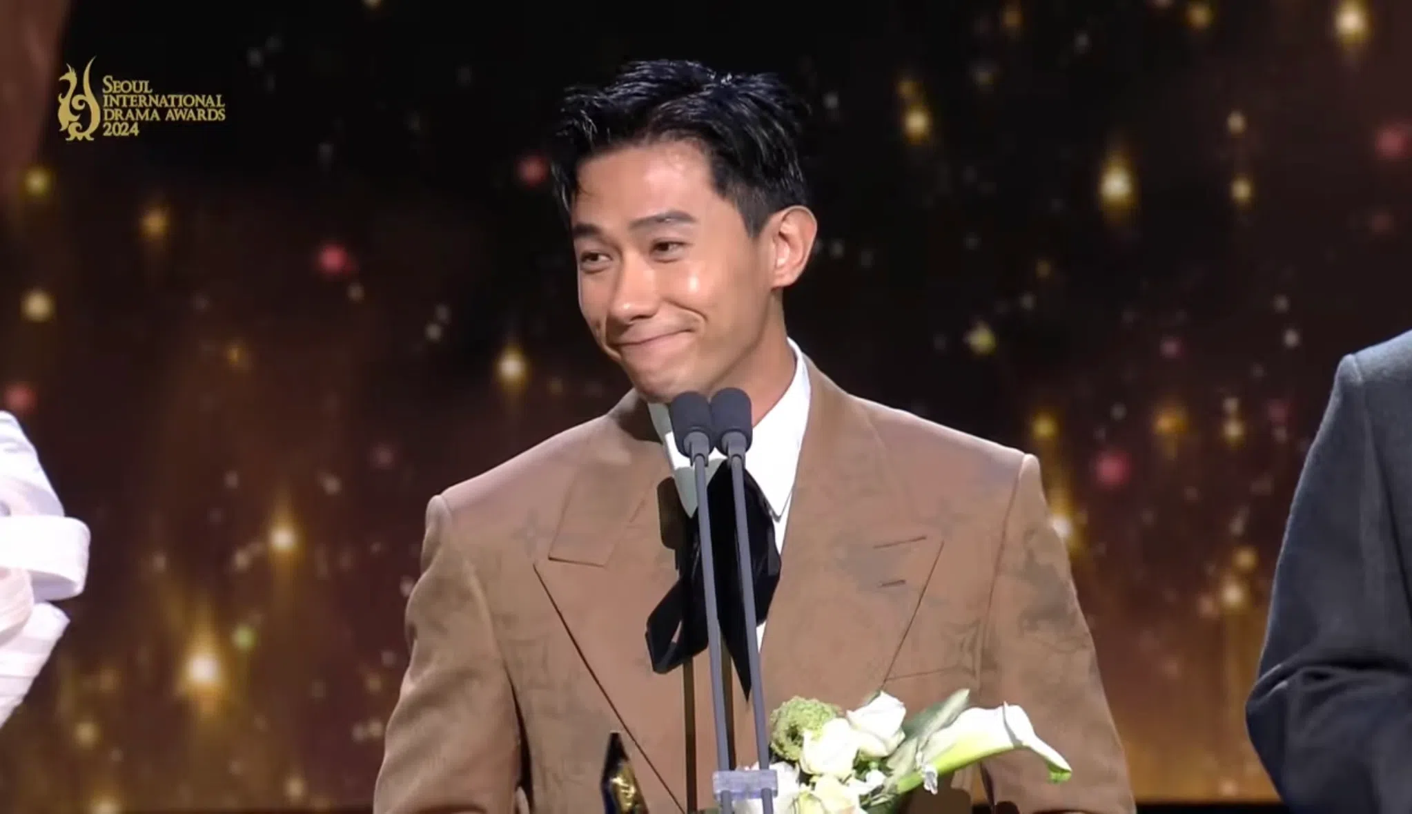 陈泂江在台上提到，自己17年前只是一个爱上表演的年轻人。（摘自首尔国际电视节YouTube）
