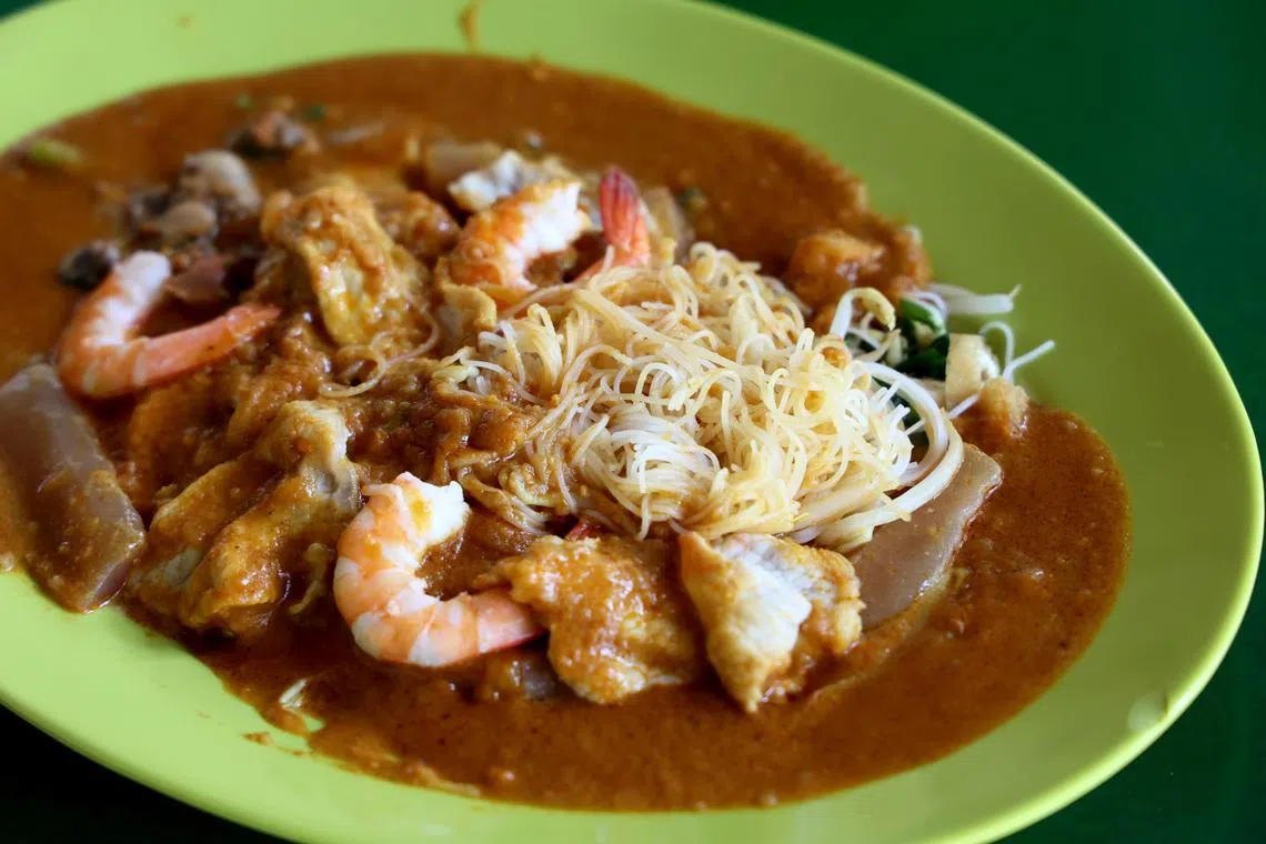 星洲沙爹米粉·鱿鱼蕹菜的招牌沙爹米粉，香味四溢。（龙国雄摄）