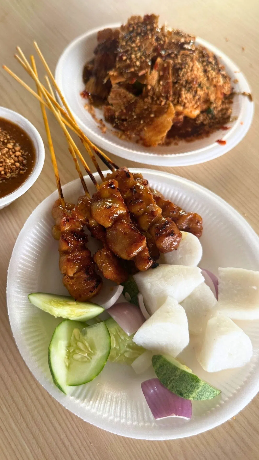 点一份罗惹和6串沙爹，管饱又满足的一餐！（翁铭芯摄）